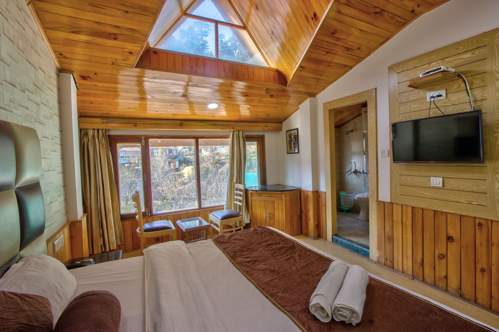 Super Deluxe Room - Back Side rock mountain view