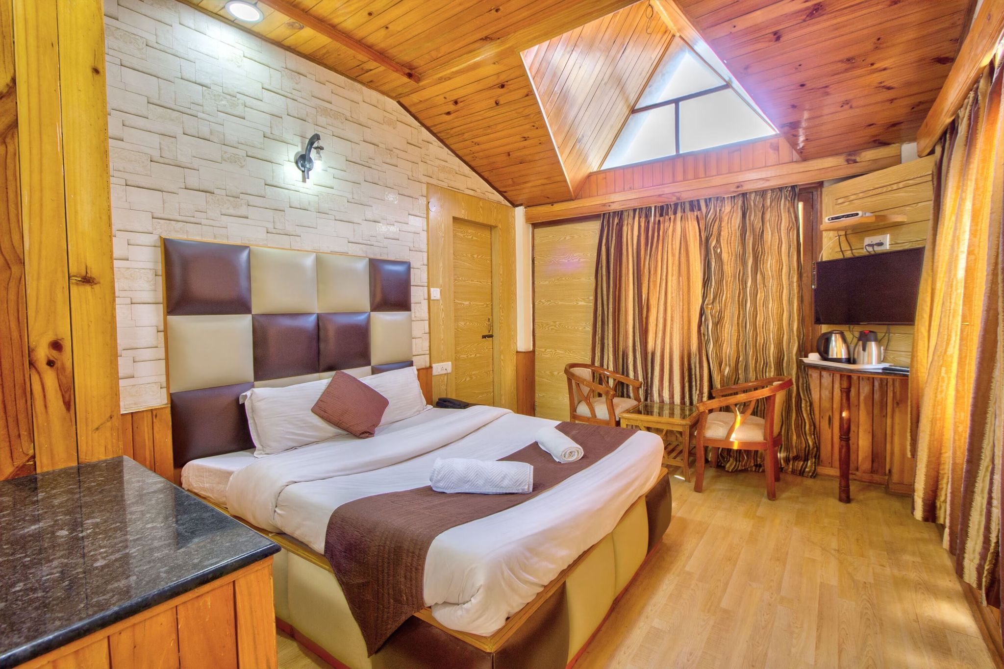 Super Deluxe Room - Back Side rock mountain view