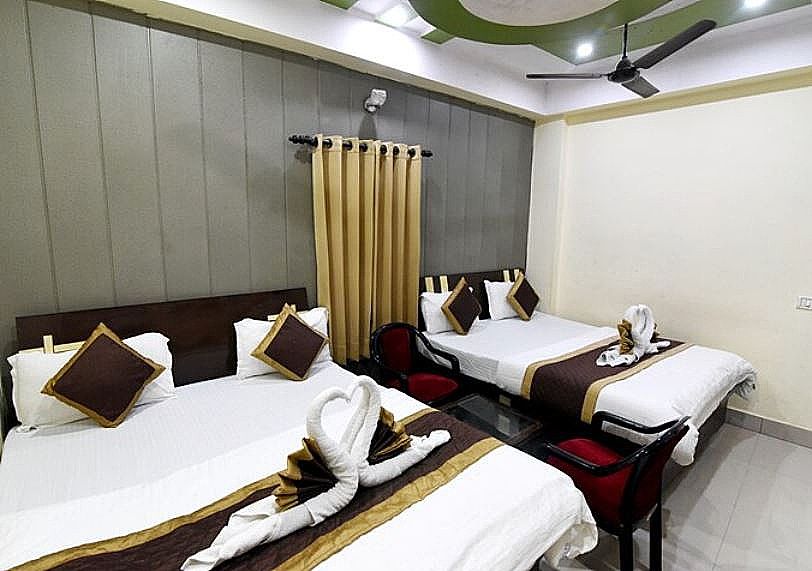 Quadruple AC Window Room