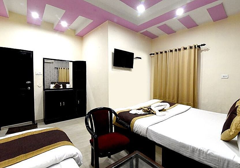 Quadruple AC Window Room