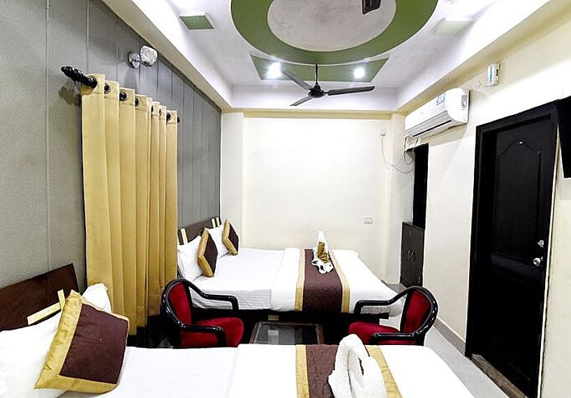 Quadruple AC Window Room