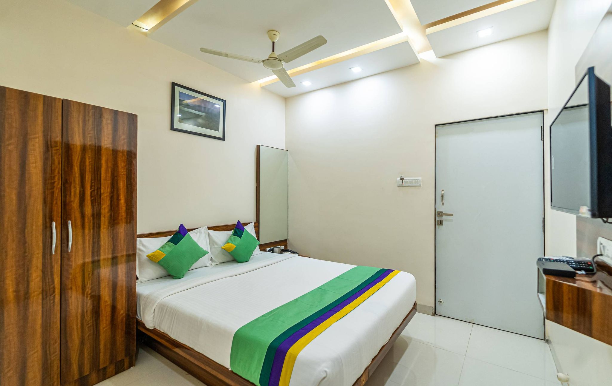 Treebo Kaizen, 3 Kms From Paragliding Economy Double Room