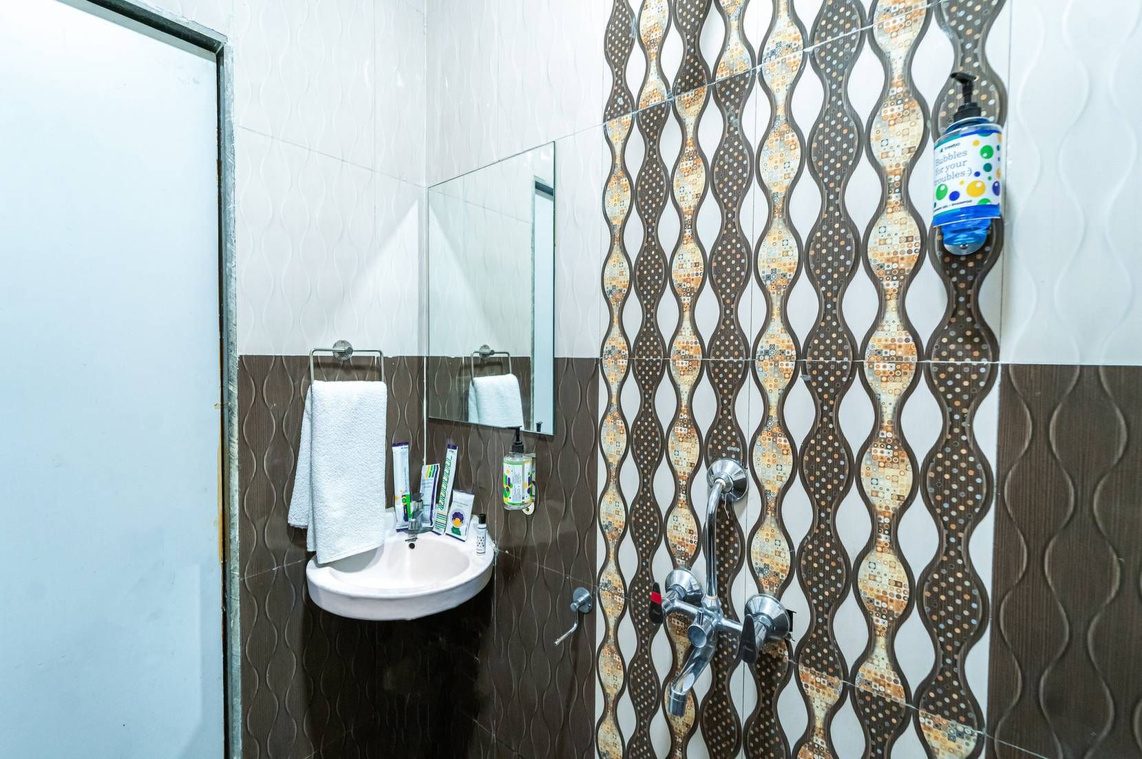 Treebo Kaizen, 3 Kms From Paragliding Economy Double Room 6