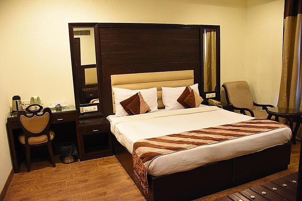 Aaron Residency Deluxe Room (Sanitized) 5