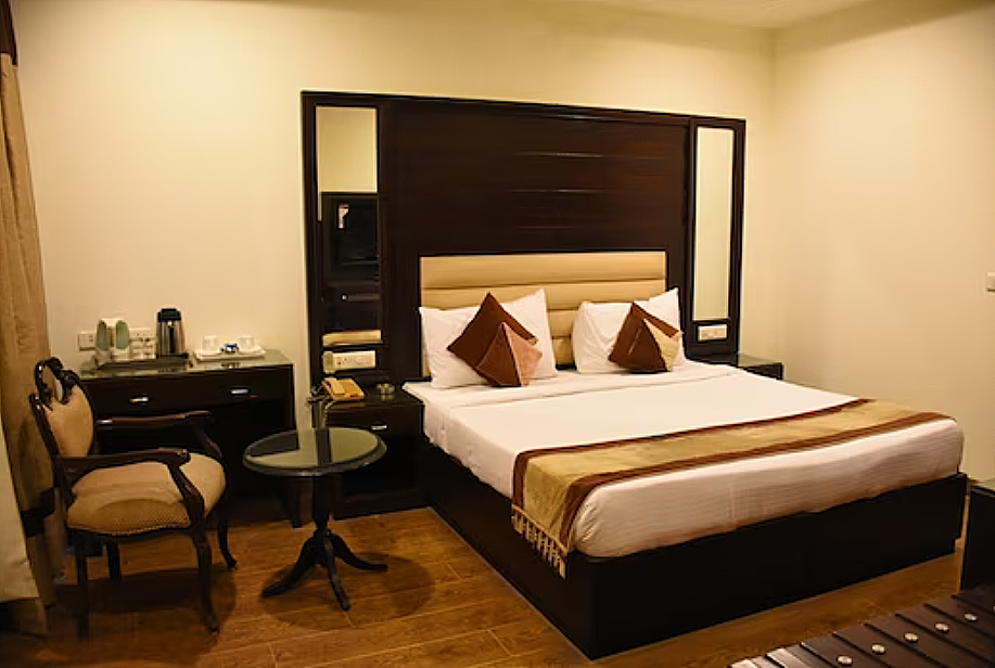 Aaron Residency Deluxe Room (Sanitized) 4