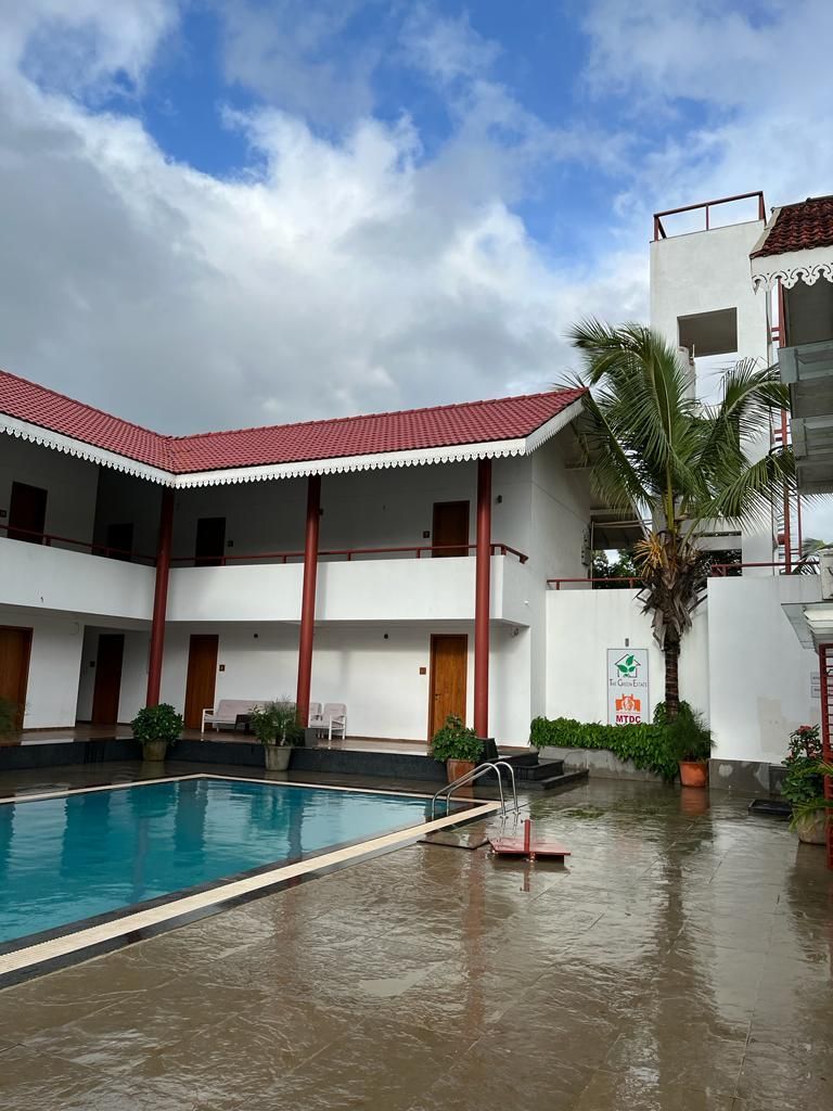 Swimming pool [outdoor]