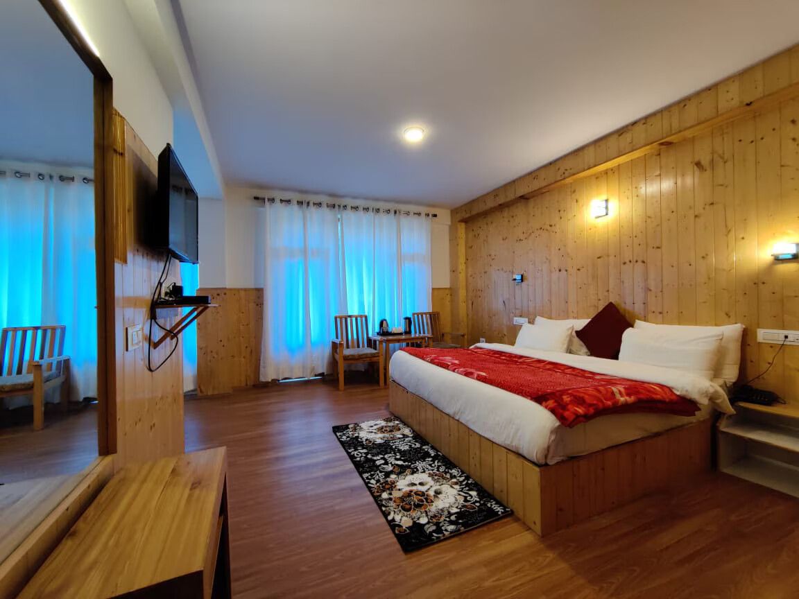 Hotel Adventure Valley, Solang Deluxe Room With Private Balcony Valley View 3