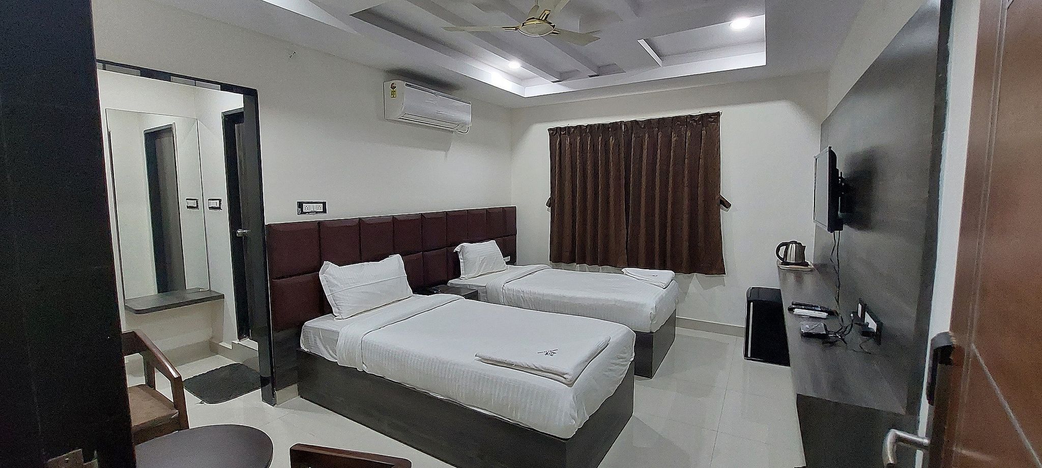 EXECUTIVE ROOM