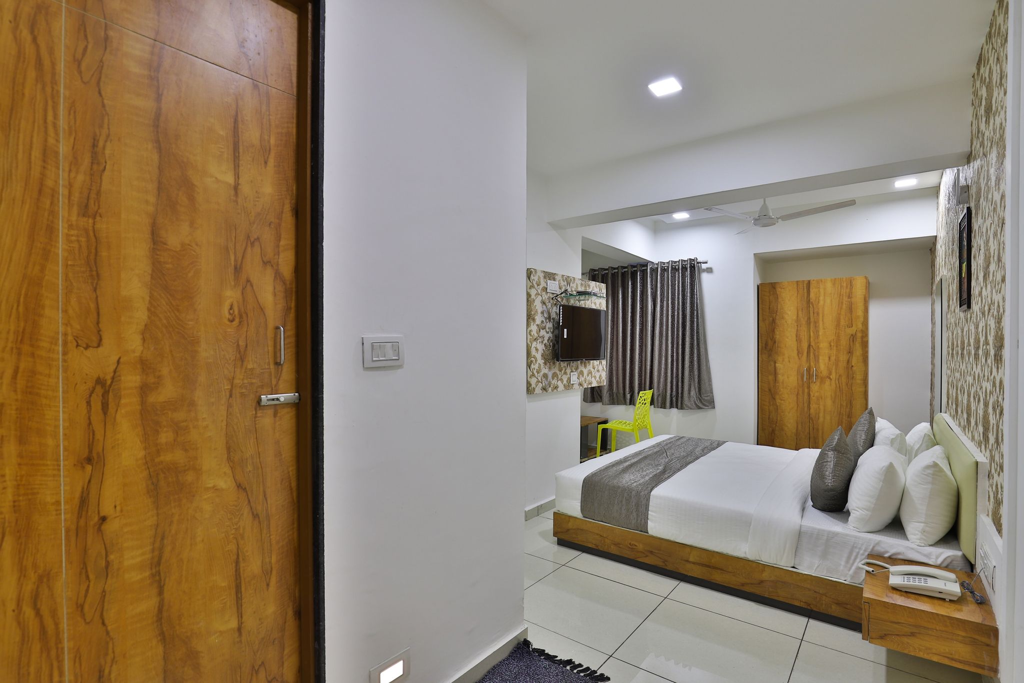 Hotel Shaligram Deluxe Room 6