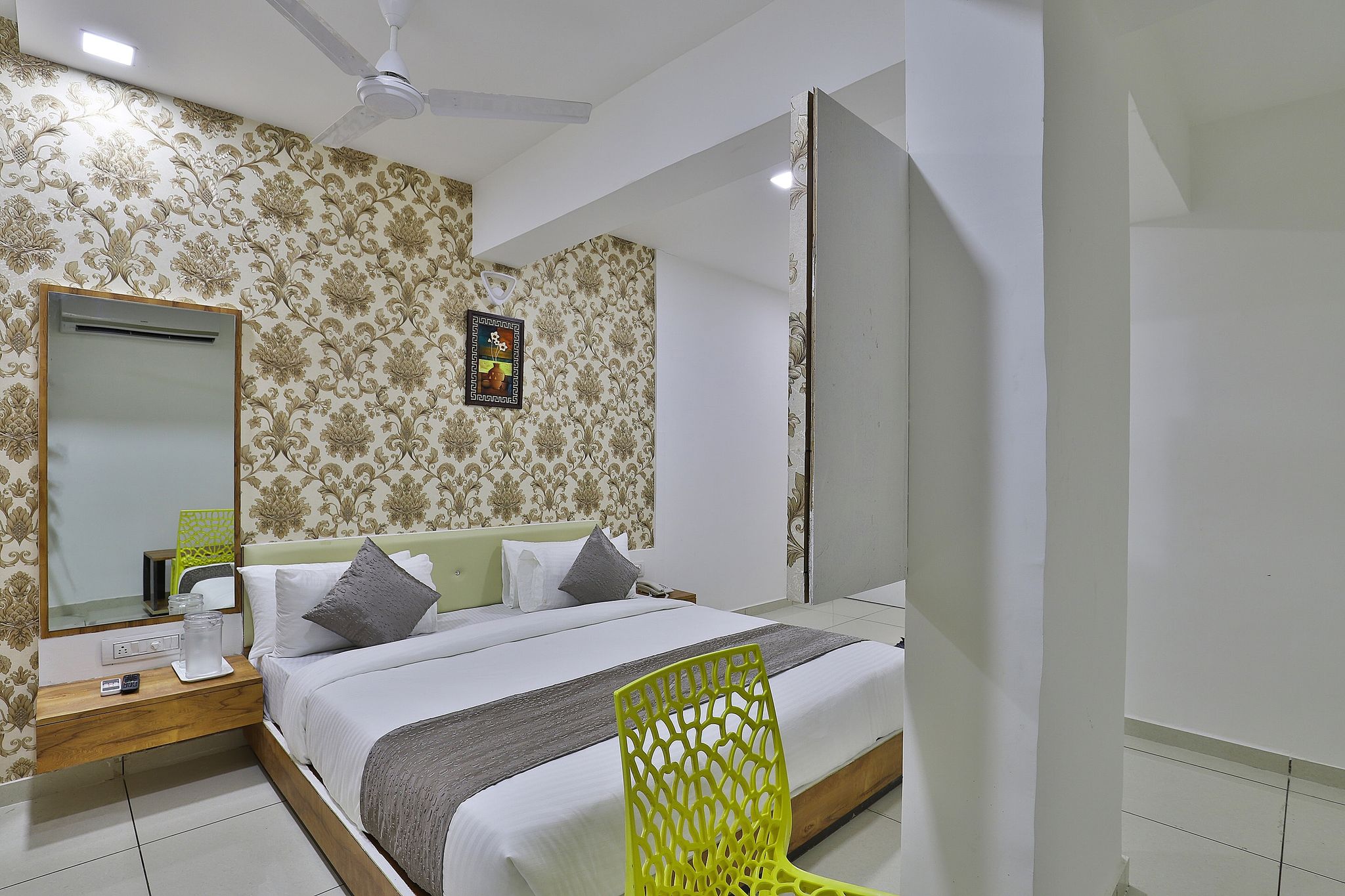 Hotel Shaligram Deluxe Room 2