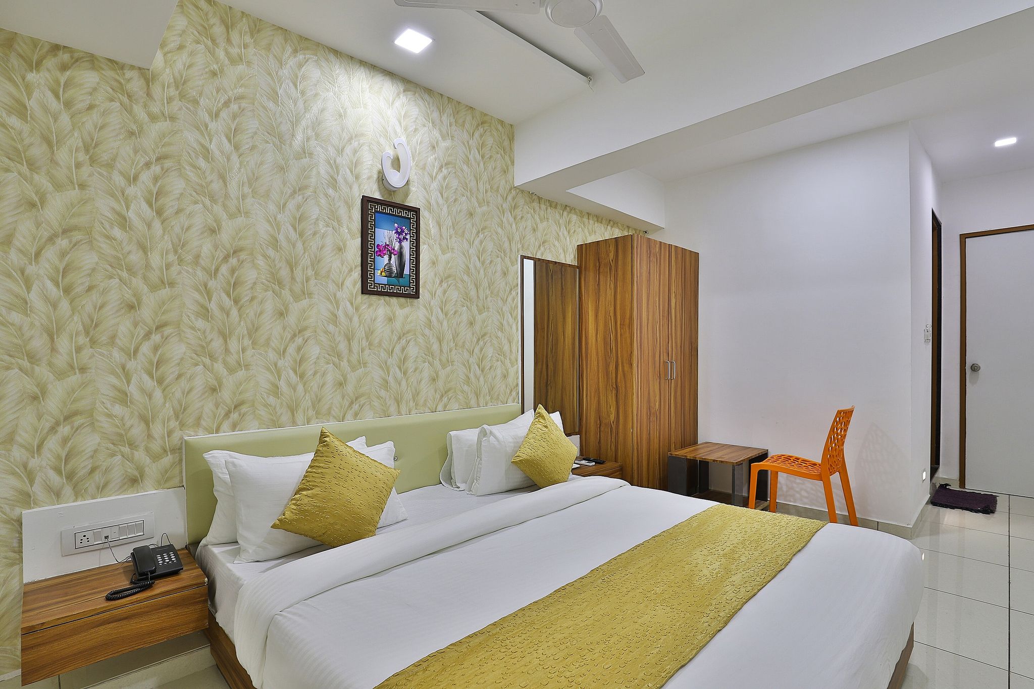 Hotel Shaligram Deluxe Room 4