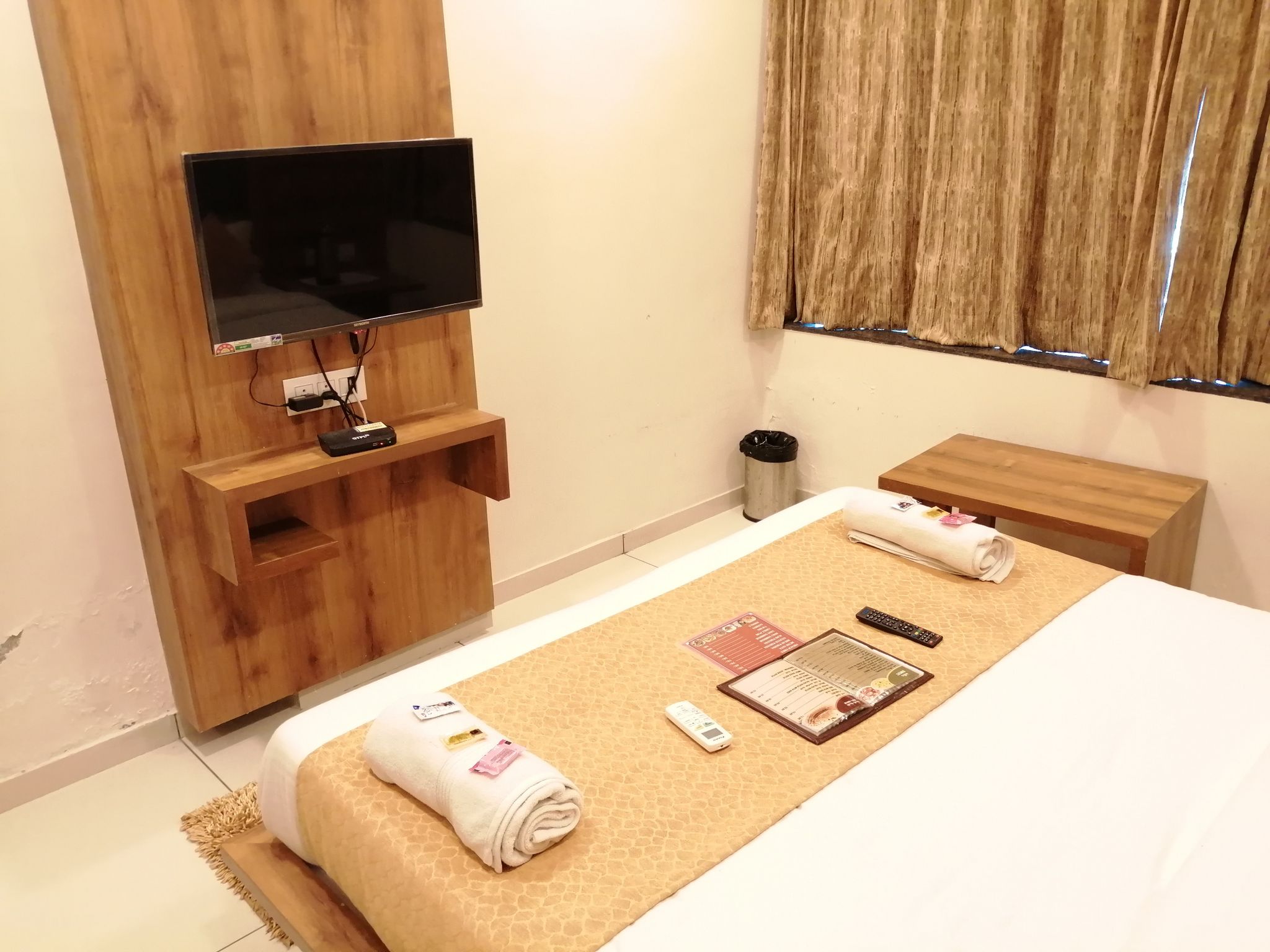 Hotel Golden City Deluxe Ac Room 2