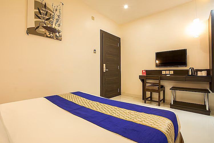 Anroute Stays-Kiran Inn Crown Room 4