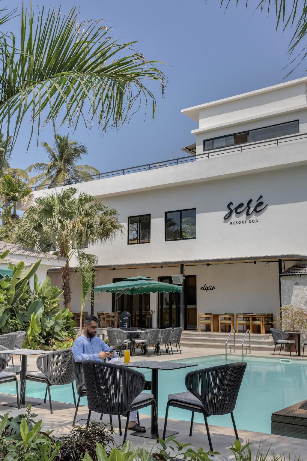 Swimming pool [outdoor]