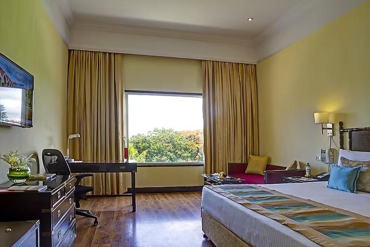 Gateway Nashik Superior Room Queen Bed 2