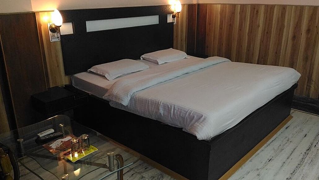 Hotel Sachin International Standard Room with Cooler 4