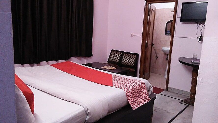 Hotel City Palace Deluxe AC Room 4