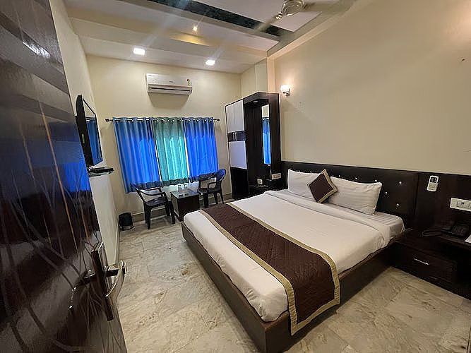 Hotel Raj Vilas Deluxe Double AC Room 3