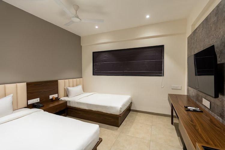 Living Hub Business Hotel, Kolhapur Twin AC Bedroom 