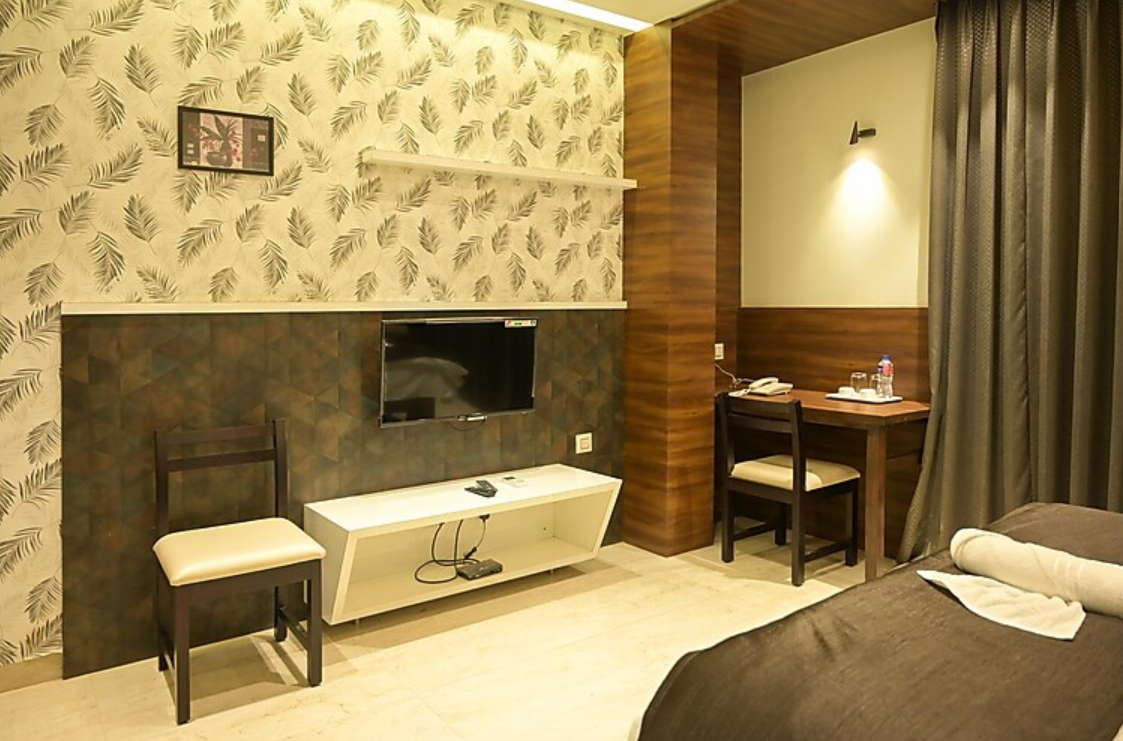  Hotel Limelight, Kudal Deluxe AC Room 3