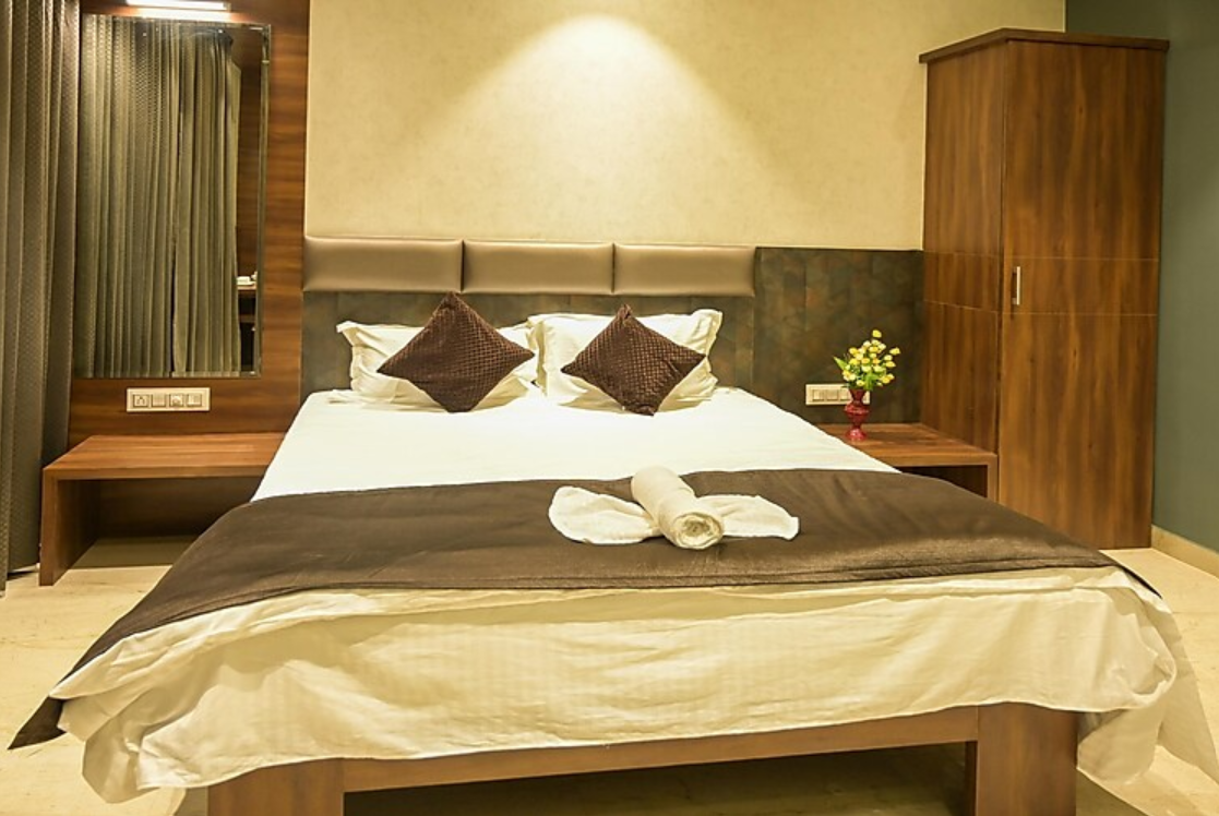  Hotel Limelight, Kudal Deluxe AC Room