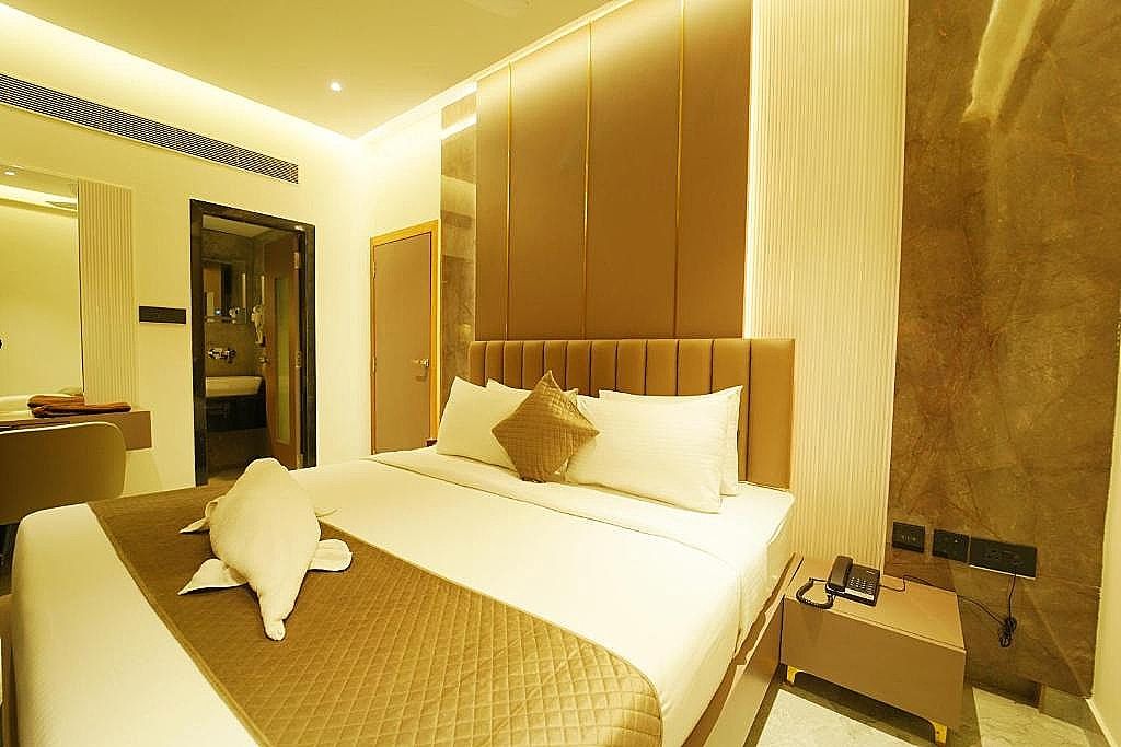 PRESIDENTIAL SUITE -Bath Tub and Steam Room