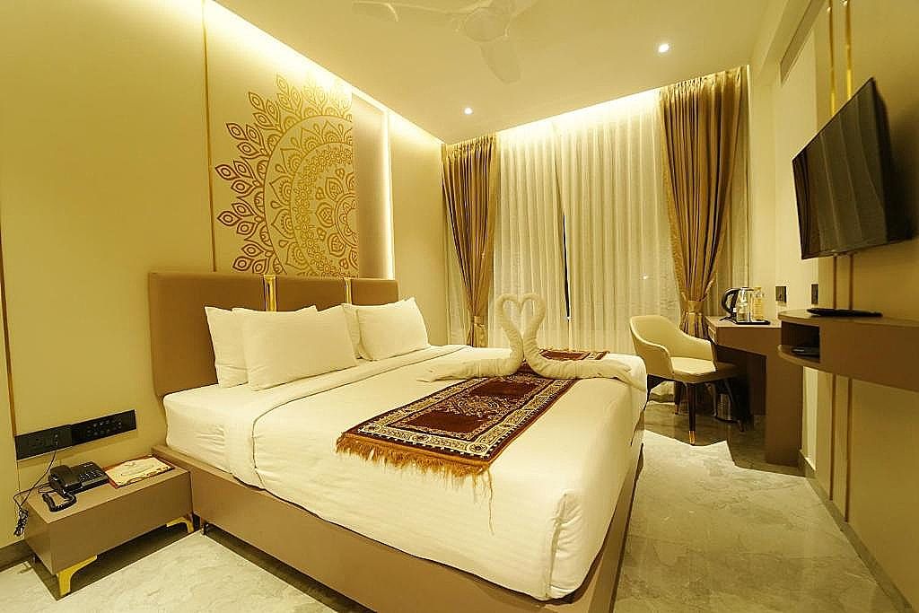 PRESIDENTIAL SUITE -Bath Tub and Steam Room