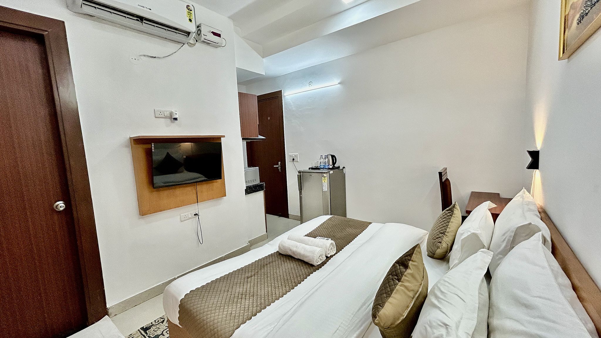 Deluxe Room with Balcony City View