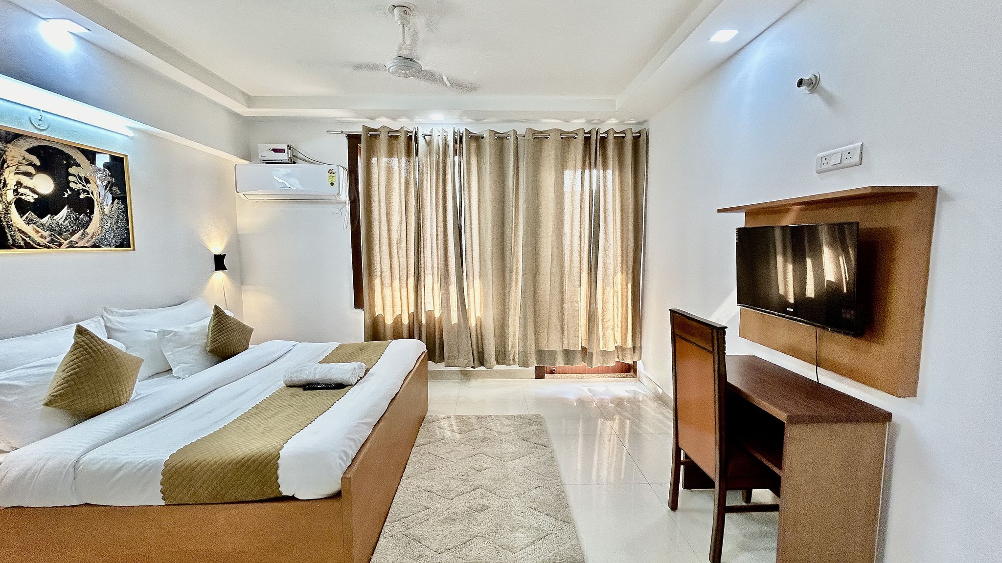 Aura Luxury Studio Near Artemis Hospital, Gurgaon Premium Room with Balcony City View 11
