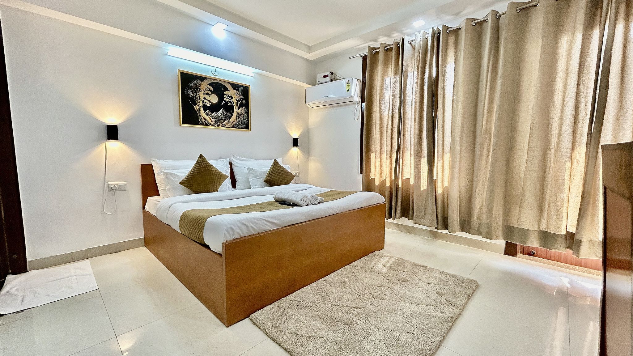 Aura Luxury Studio Near Artemis Hospital, Gurgaon Premium Room with Balcony City View 3