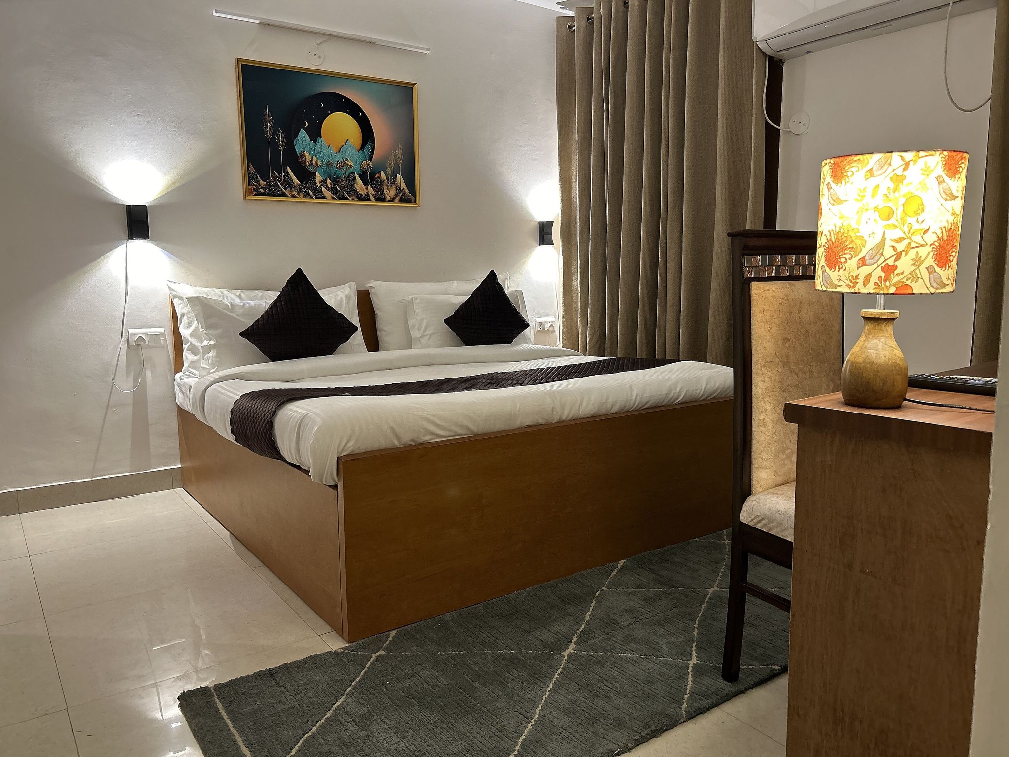 Aura Luxury Studio Near Artemis Hospital, Gurgaon Premium Room with Balcony City View 6