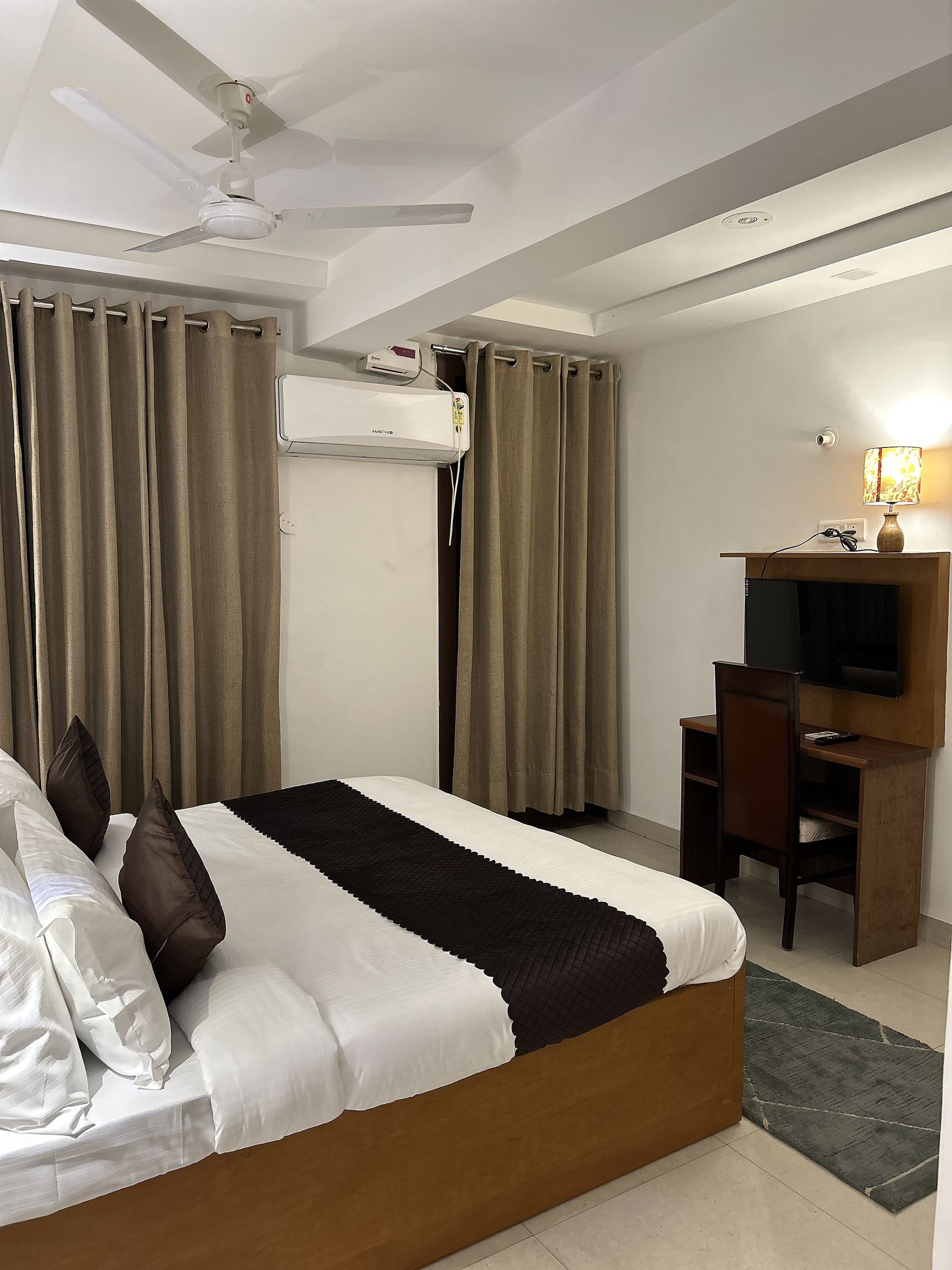 Aura Luxury Studio Near Artemis Hospital, Gurgaon Premium Room with Balcony City View 4