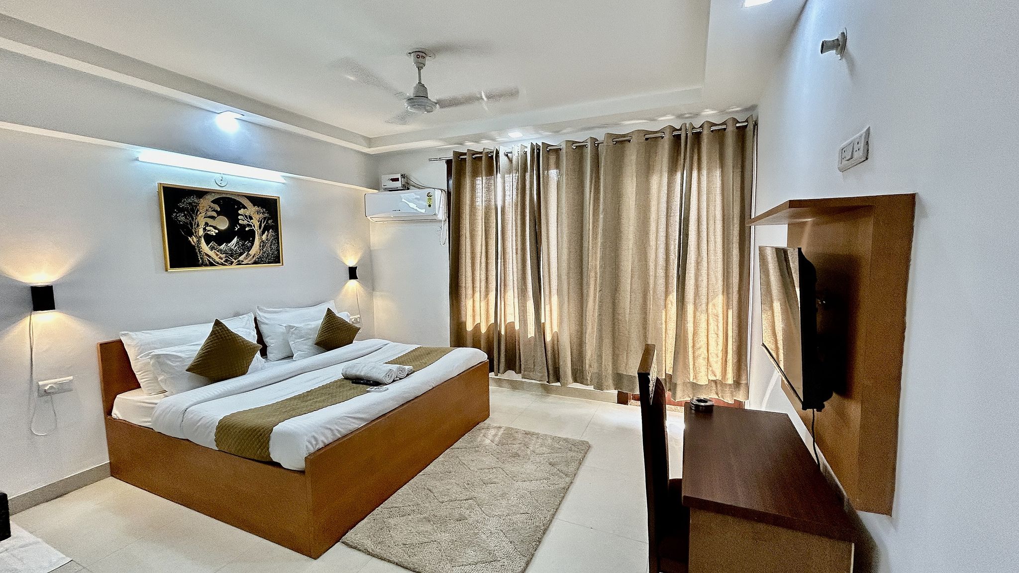 Aura Luxury Studio Near Artemis Hospital, Gurgaon Premium Room with Balcony City View 5