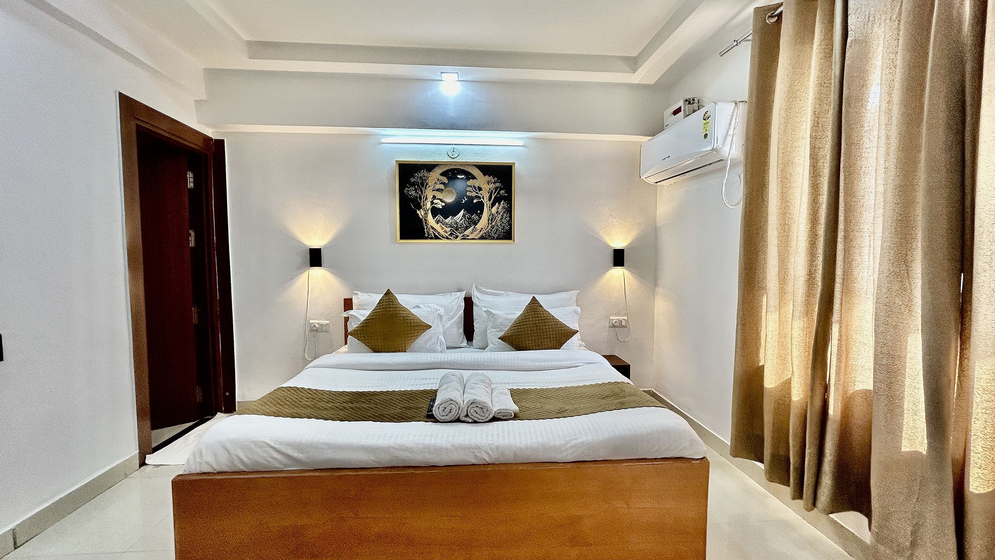 Aura Luxury Studio Near Artemis Hospital, Gurgaon Premium Room with Balcony City View 7