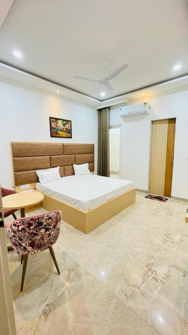 Radha Madhav Hotel & Banquet Double room