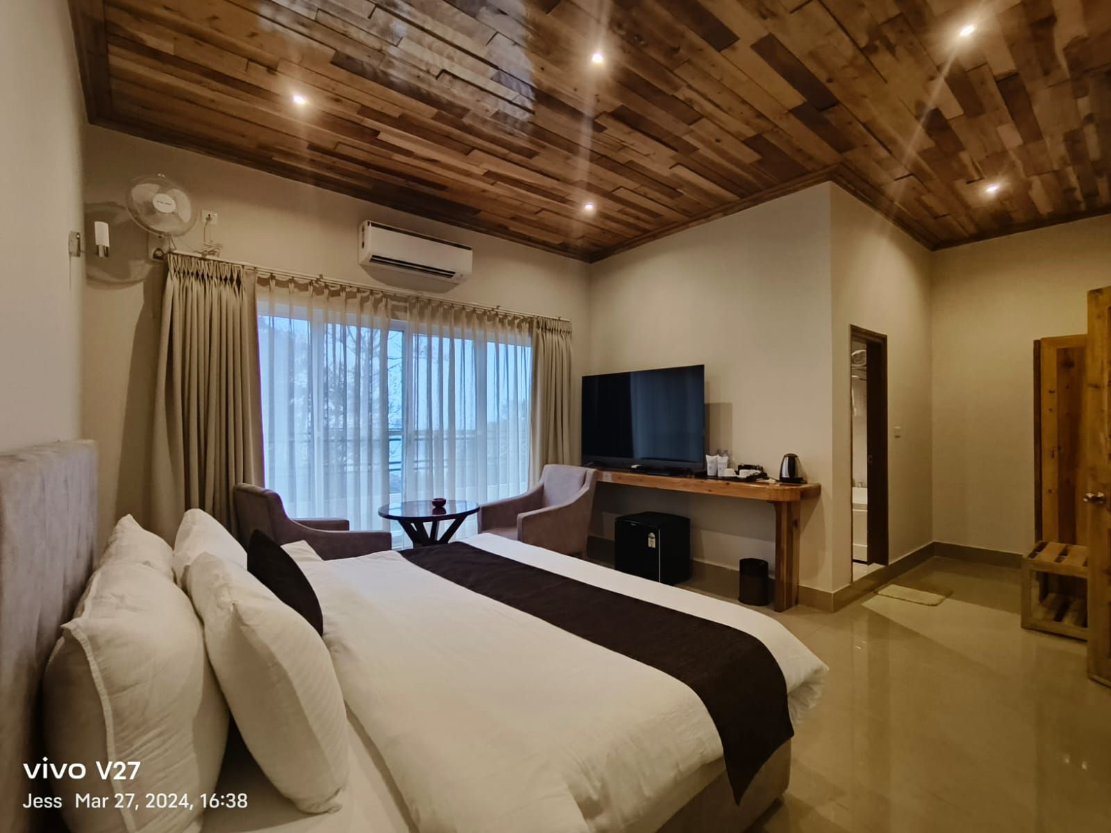 Deluxe Room with Lake View and Bathtub