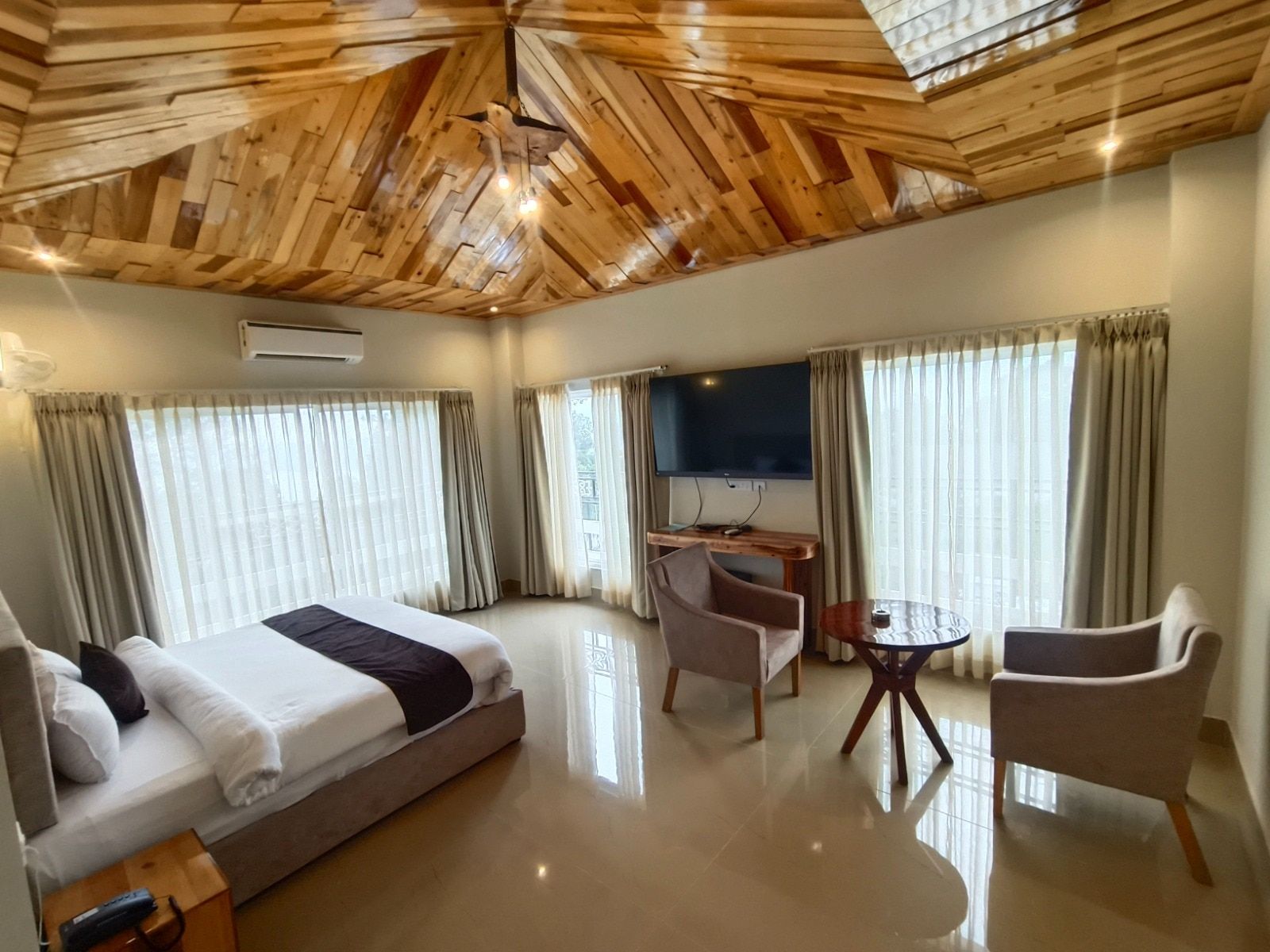 Lake View Suite with Bathtub
