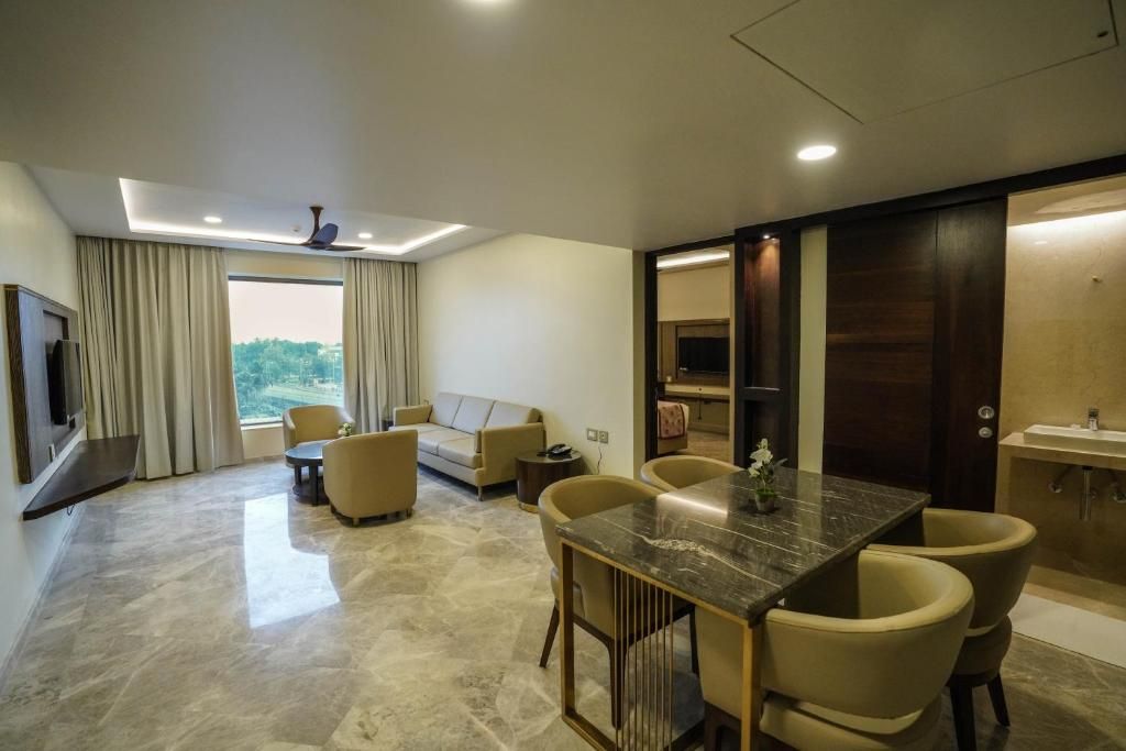 UVA Manish Business Hotel Executive Club 6