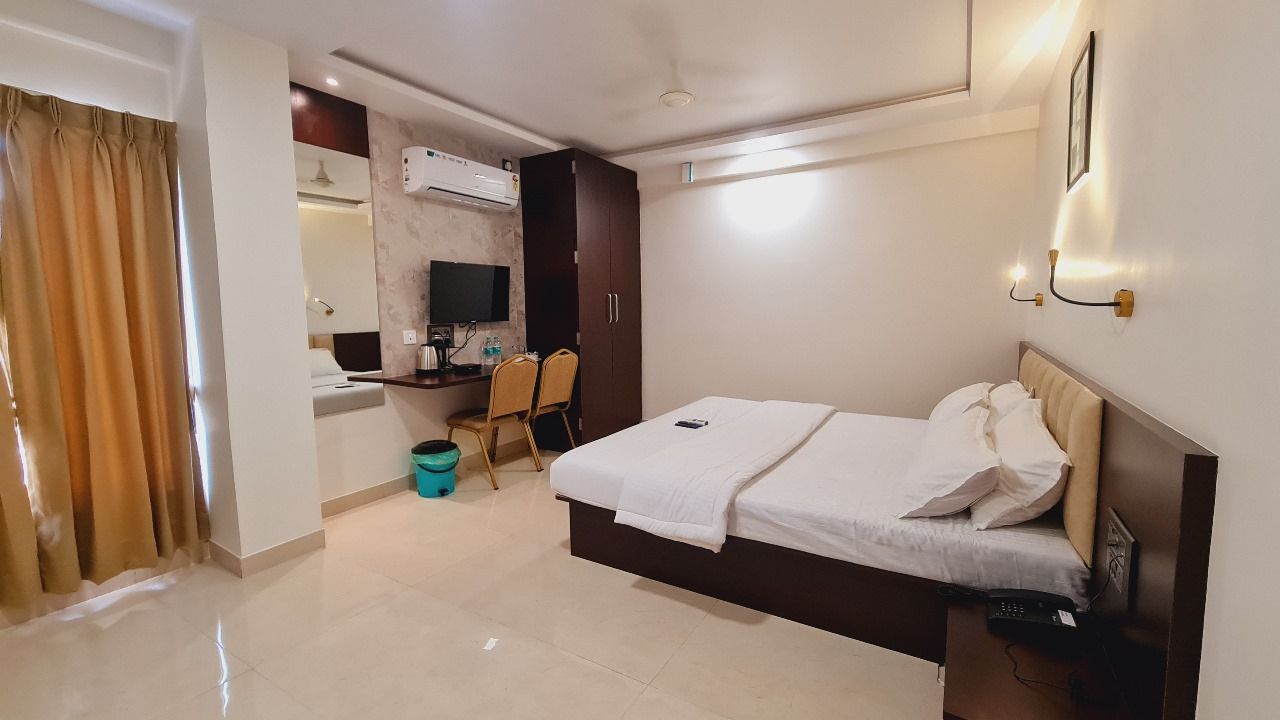 Elegance Inn Deluxe AC Room  6