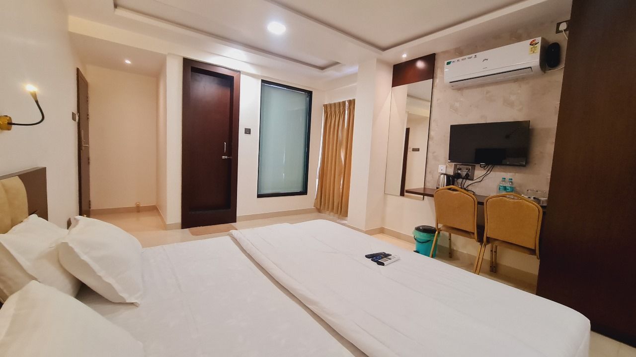 Elegance Inn Deluxe AC Room  5