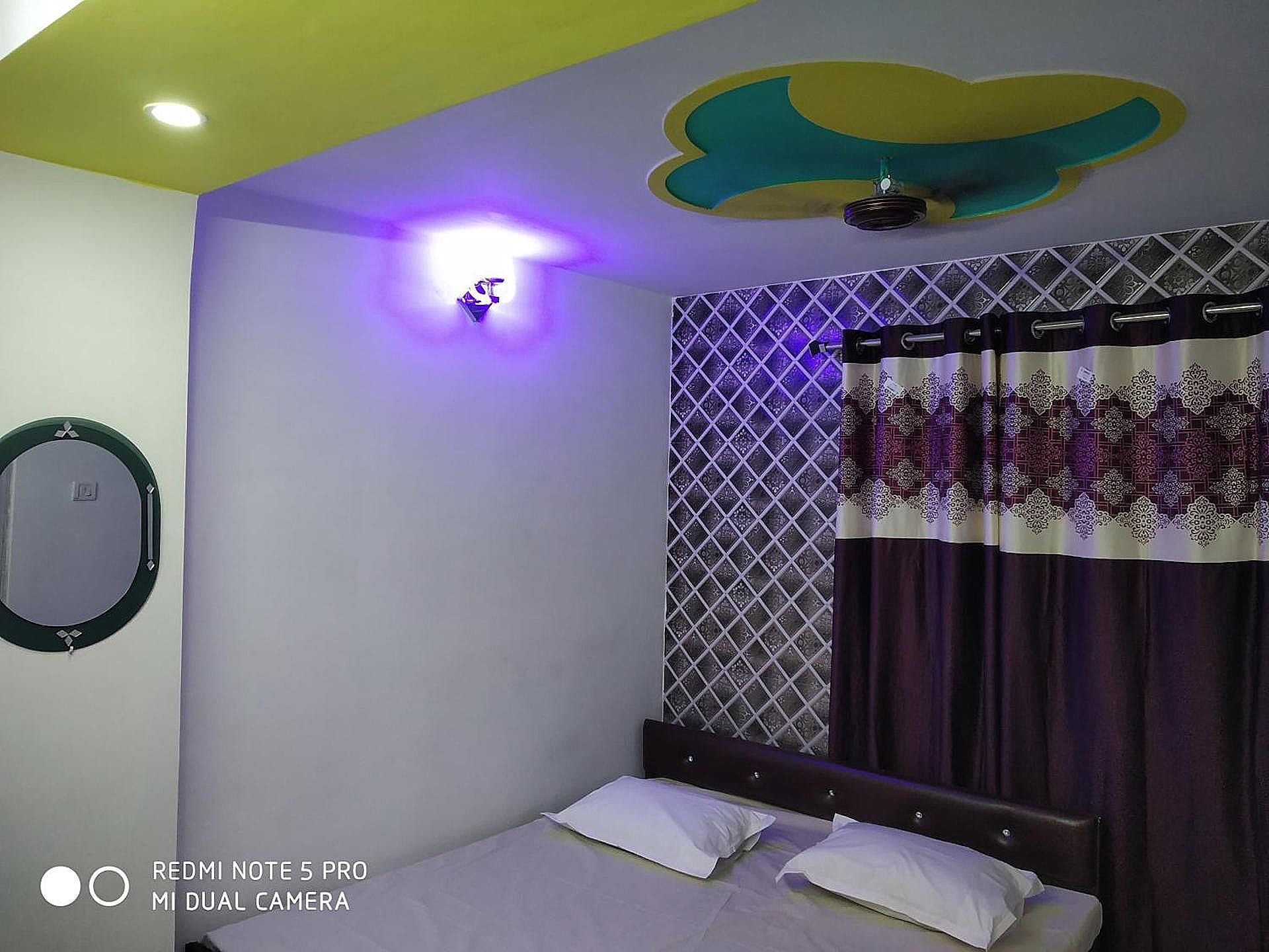 New Hotel Yatri Niwas Deluxe Double Room with Bath - Indian nationals only 2