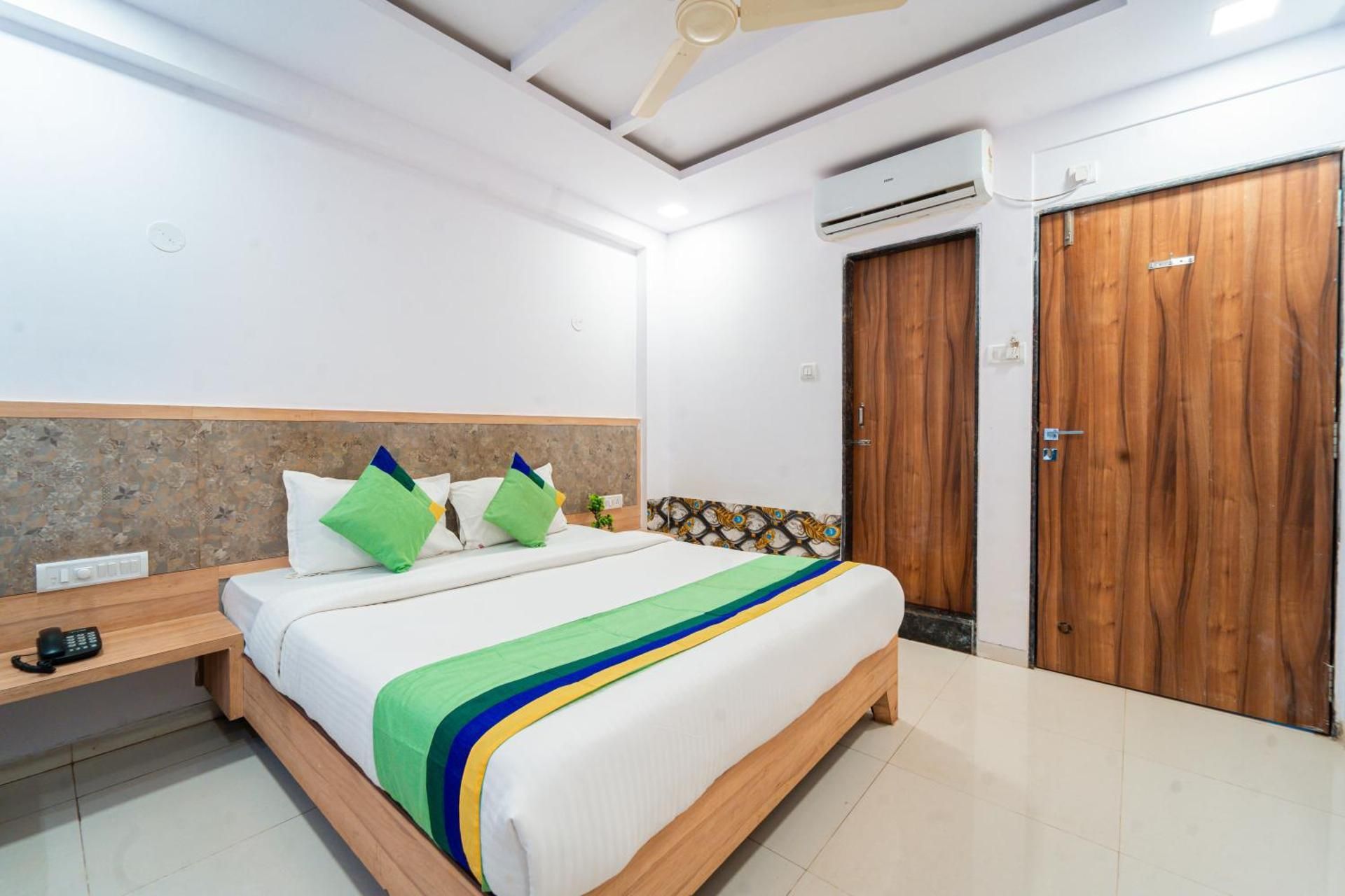 OYO Townhouse 701 Hotel Bright Plaza Deluxe Double or Twin 4