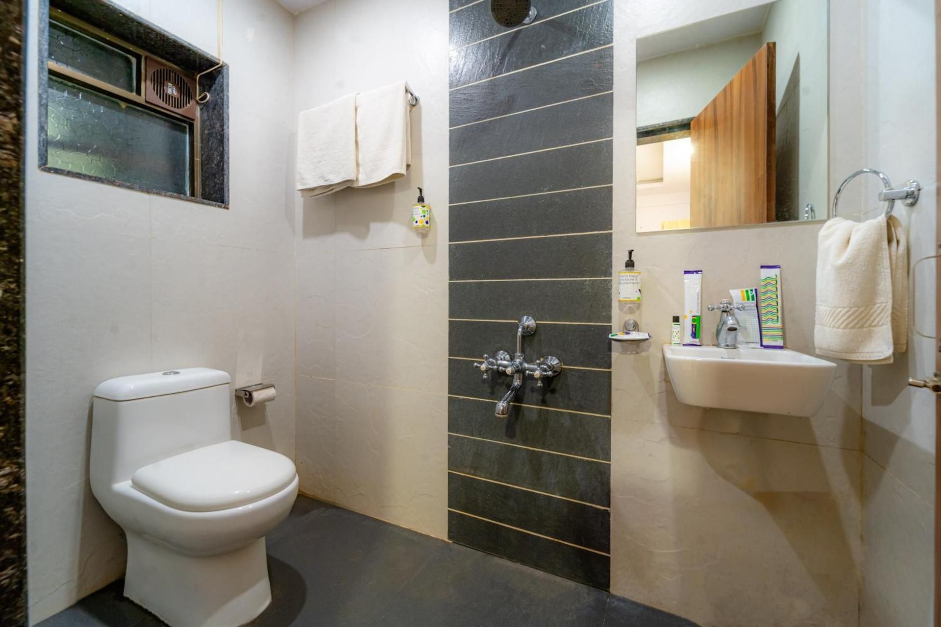 OYO Townhouse 701 Hotel Bright Plaza Deluxe Double or Twin 2