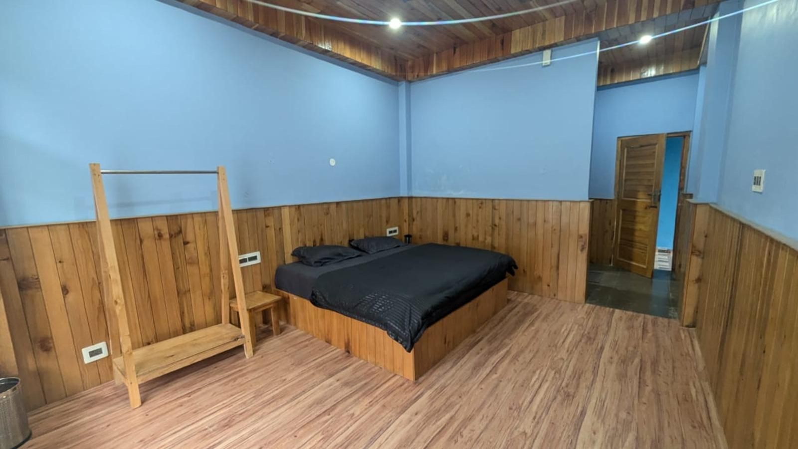 Young Monk Hostel & Cafe Jibhi Deluxe Double Room with Balcony 2