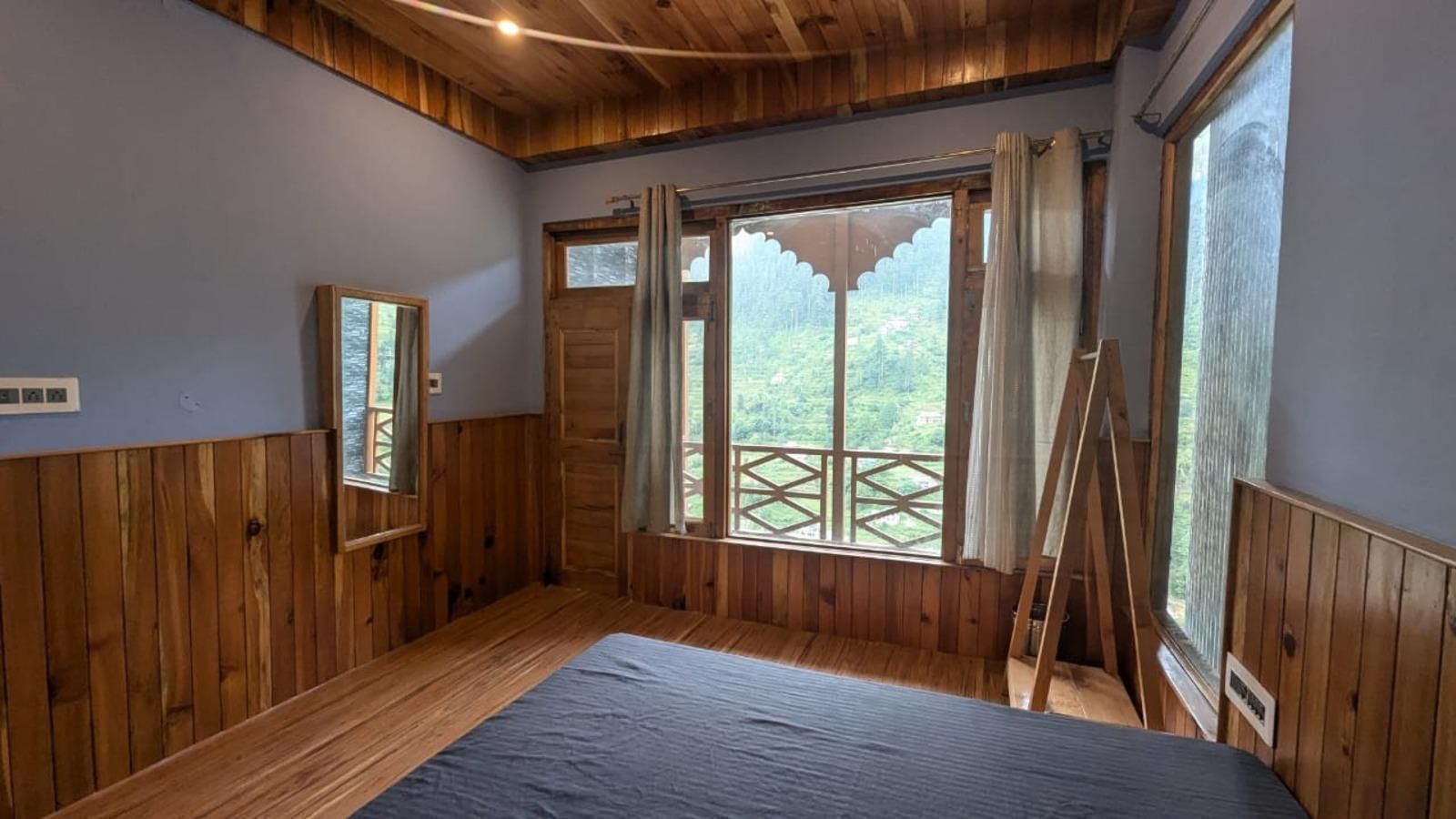 Young Monk Hostel & Cafe Jibhi Deluxe Double Room with Balcony 3