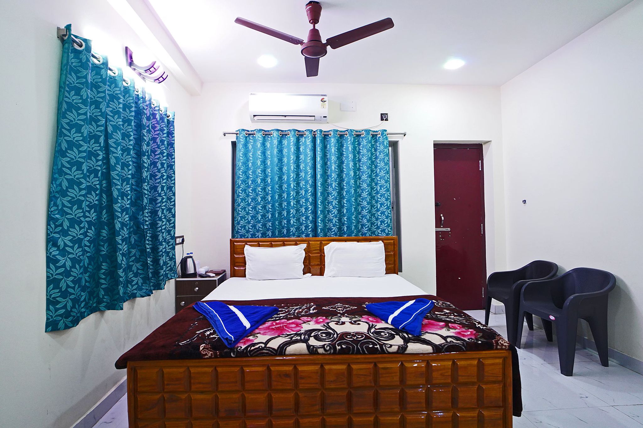 DELUXE ROOM