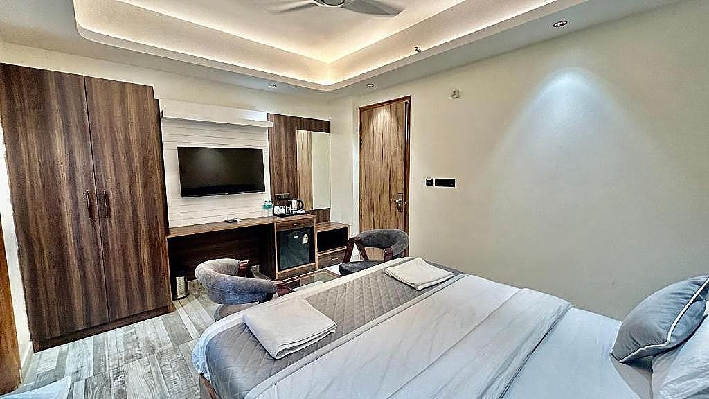 Raksha Suites & Banquet Hall Greater Noida Superior Room 8