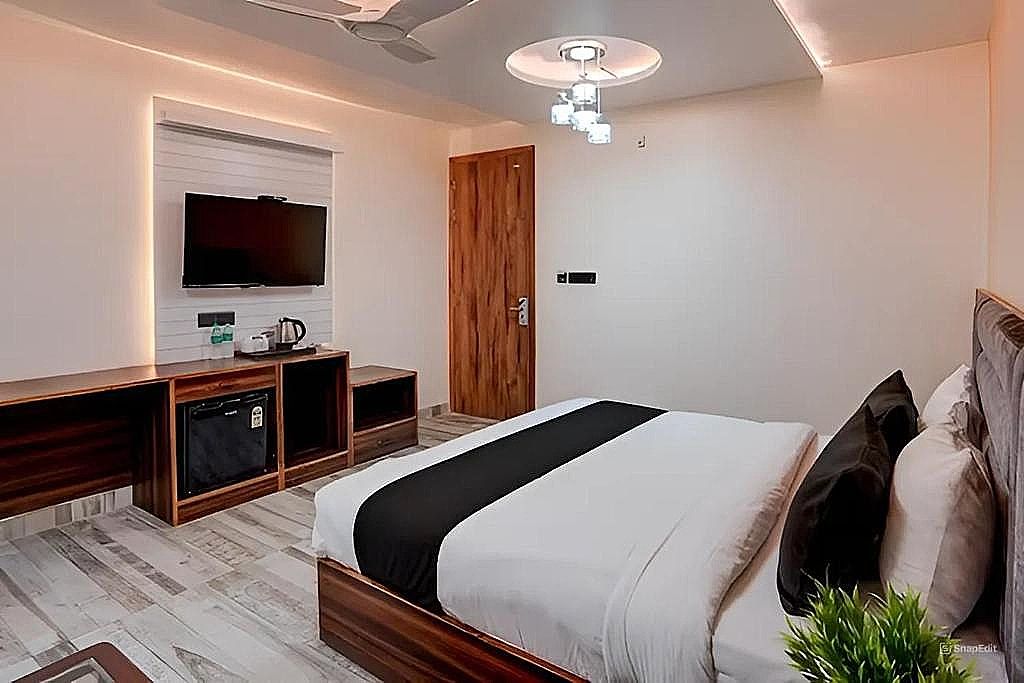 Raksha Suites & Banquet Hall Greater Noida Superior Room 3