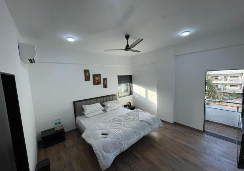 Sunny Executive, Satara Deluxe Room 7