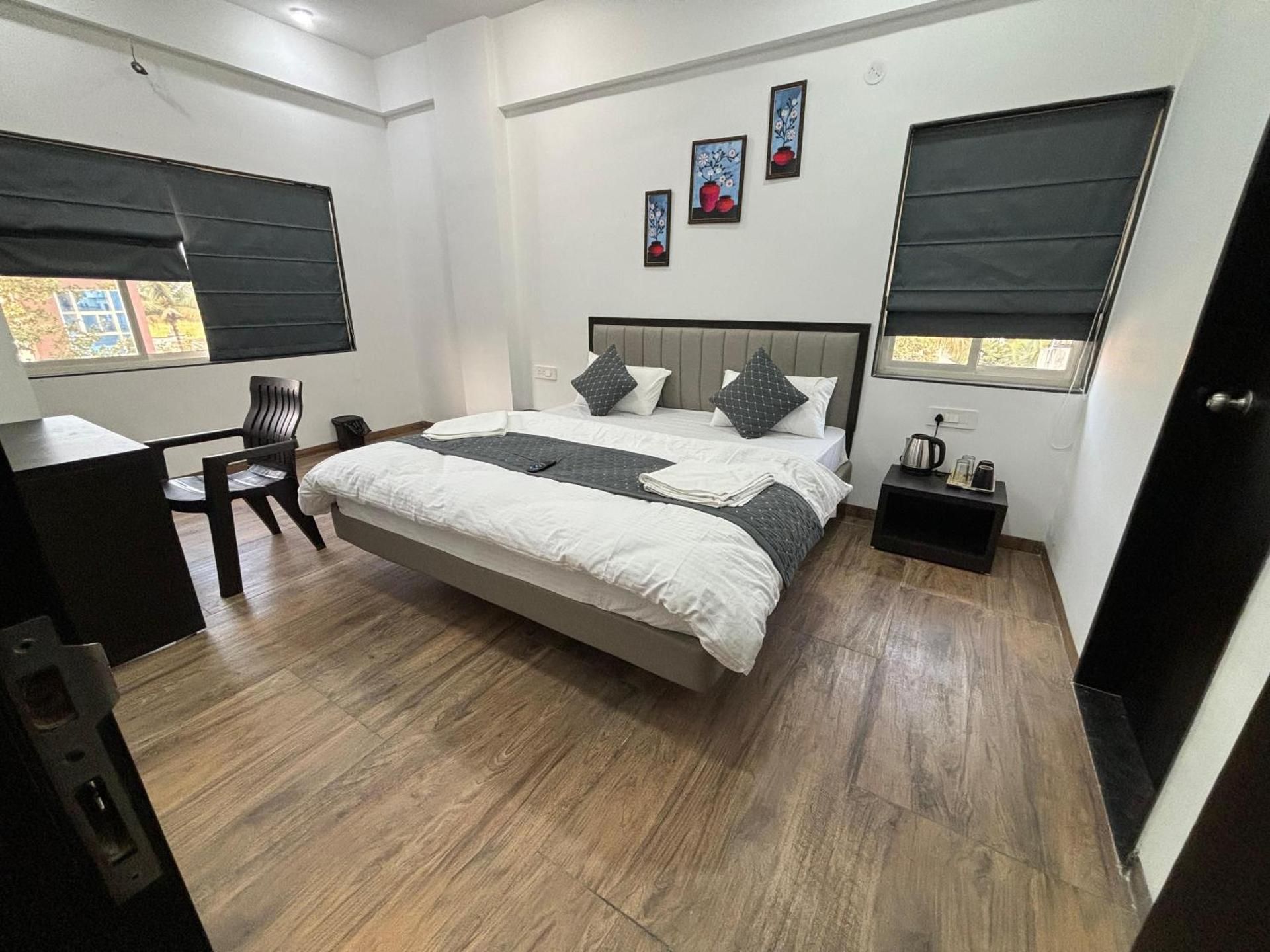 Sunny Executive, Satara Deluxe Room 6